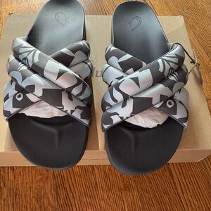 OluKai Hila water resistant sandals size 10